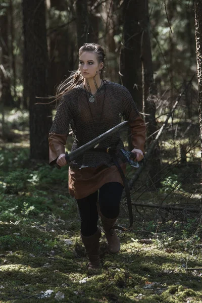 Mujer Vikinga Con Espada Martillo Usando Ropa Guerrero Tradicional Bosque — Foto de Stock