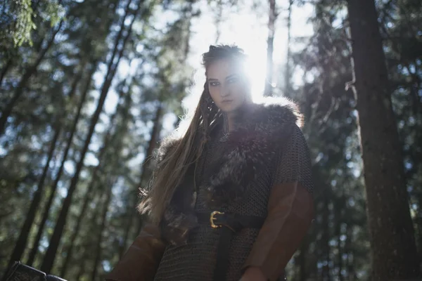 Viking Mulher Vestindo Roupas Guerreiras Tradicionais Uma Floresta Misteriosa Profunda — Fotografia de Stock