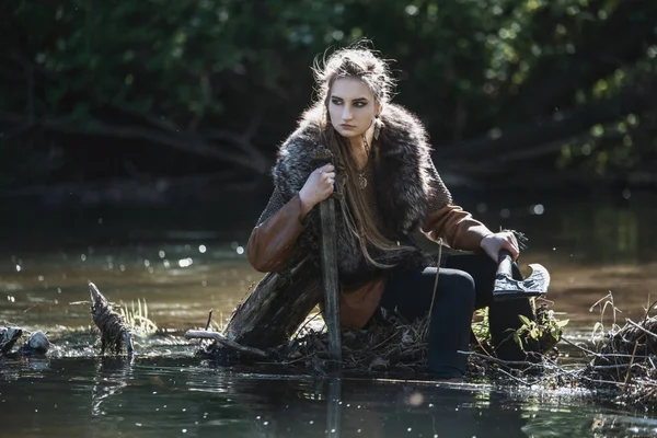 Viking Vrouw Met Zwaard Hamer Het Dragen Van Traditionele Warrior — Stockfoto