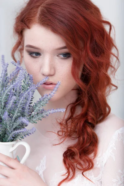 Inschrijving Retro Portret Van Een Jonge Prachtige Dromerig Roodharige Vrouw — Stockfoto