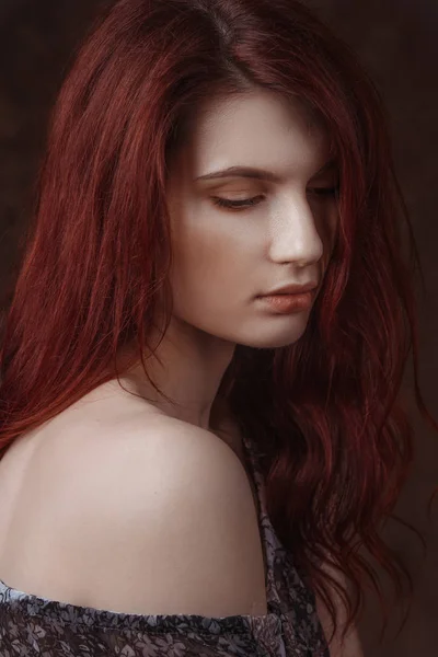 Retrato Dramático Retrô Uma Jovem Bela Mulher Ruiva Sonhadora Tonificação — Fotografia de Stock