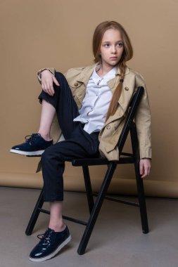 Studio poz güzel genç Kızıl saçlı kız portresi