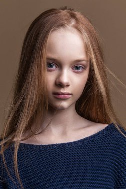 Yakın çekim portre Studio bej renkli arka plan üzerinde güzel genç Redhead