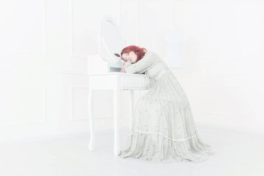 Genç güzel rüya gibi kızıl saçlı kadın ihale retro portresi