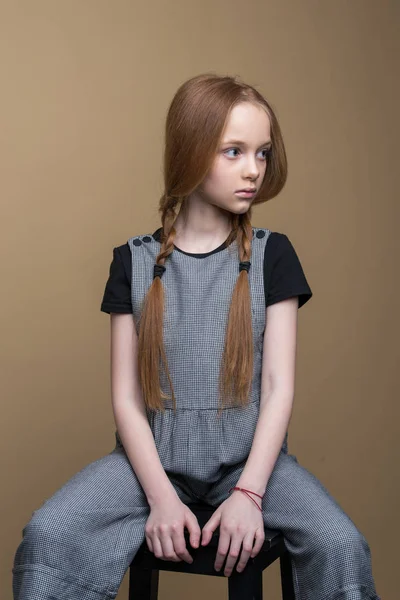 摄影棚拍摄的美丽的年轻红发女孩 — 图库照片