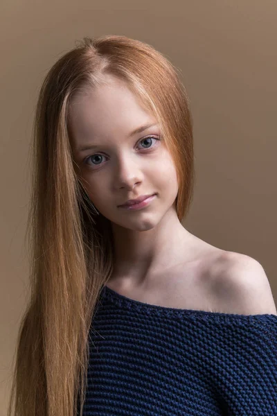 米色背景下的摄影棚中美丽的年轻红发的特写肖像 — 图库照片