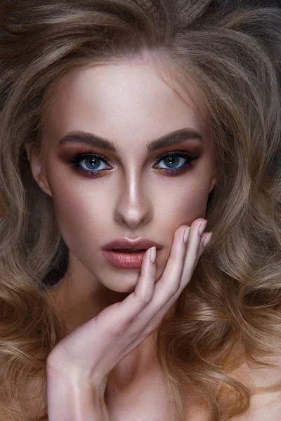 Hermosa Chica Sexy Con Maquillaje Clásico Labios Llenos Sensuales Cabello —  Fotos de Stock