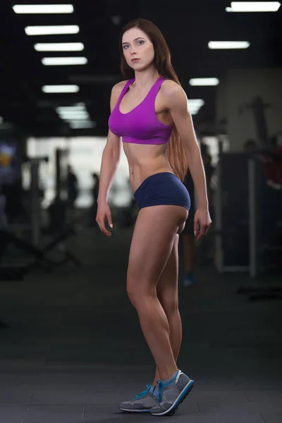 Sonra Egzersiz Jimnastik Salonu Kas Gösterilen Atletik Genç Kadın — Stok fotoğraf