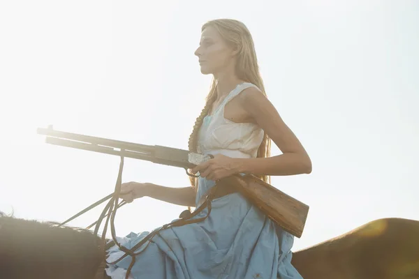 Portret Van Een Mooie Vrouwelijke Cowgirl Met Geweer Van Wilde — Stockfoto