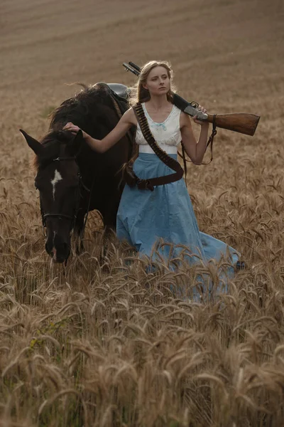 Porträt Einer Schönen Cowgirl Mit Schrotflinte Aus Dem Wilden Westen — Stockfoto