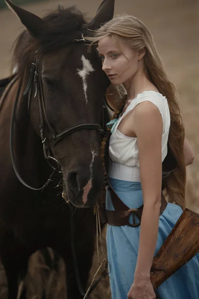 Retrato Uma Bela Vaqueira Com Espingarda Oeste Selvagem Montando Cavalo — Fotografia de Stock