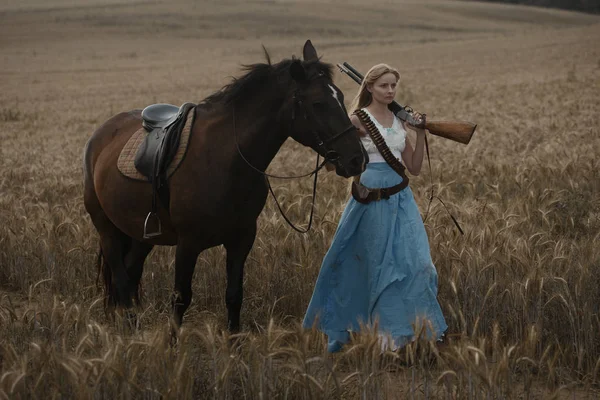 Porträt Einer Schönen Cowgirl Mit Schrotflinte Aus Dem Wilden Westen — Stockfoto