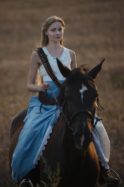 Porträtt Vacker Kvinnlig Cowgirl Med Hagelgevär Från Vilda Västern Rider — Stockfoto