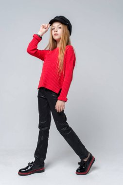 Kırmızı kazak ve siyah pantolon studio poz giyen güzel genç Kızıl saçlı kız portresi