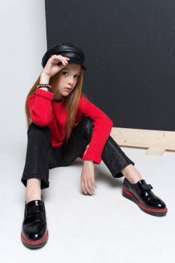 Kırmızı kazak ve siyah pantolon studio poz giyen güzel genç Kızıl saçlı kız portresi