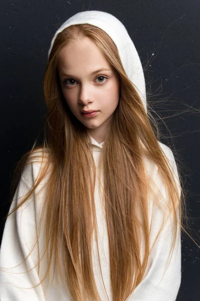 Portret Van Mooie Jonge Roodharige Meisje Poseren Studio — Stockfoto