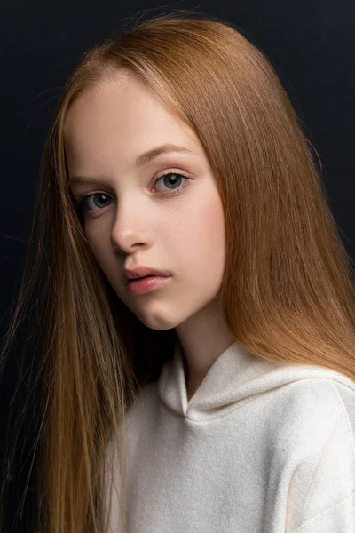 黒い背景にスタジオで美しい若い赤毛のクローズ アップの肖像画 — ストック写真