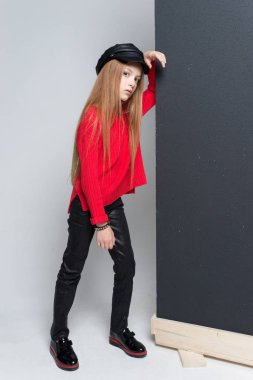 Kırmızı kazak ve siyah pantolon studio poz giyen güzel genç Kızıl saçlı kız portresi