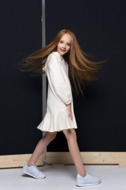 Studio poz güzel genç Kızıl saçlı kız portresi