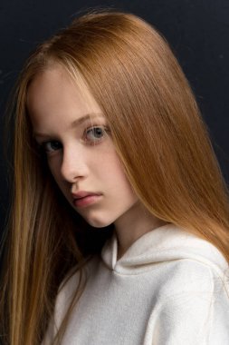 Yakın çekim portre Studio siyah arka plan üzerine güzel genç Redhead
