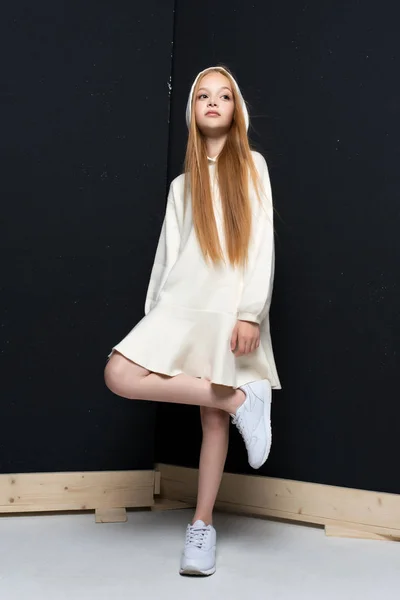 Studio Poz Güzel Genç Kızıl Saçlı Kız Portresi — Stok fotoğraf