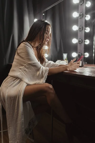 Sexy Jonge Vrouw Met Grote Borsten Een Witte Lingerie Kleedkamer Rechtenvrije Stockafbeeldingen