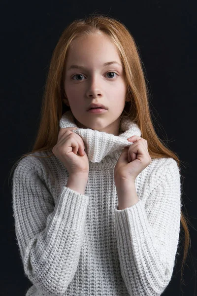 Portret Piękne Młode Rude Girl Pozowanie Studio — Zdjęcie stockowe