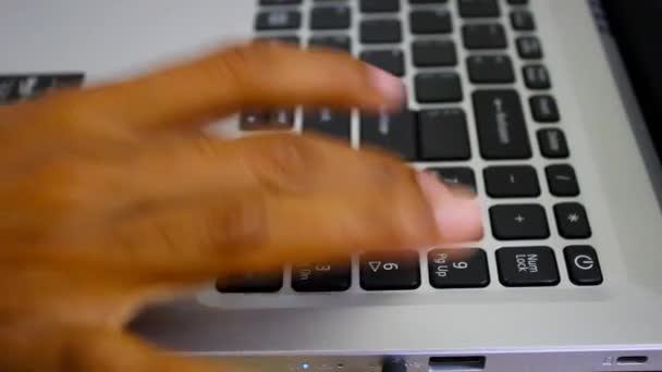이것은 노트북 컴퓨터 키보드 버튼을 손가락의 비디오 — 비디오