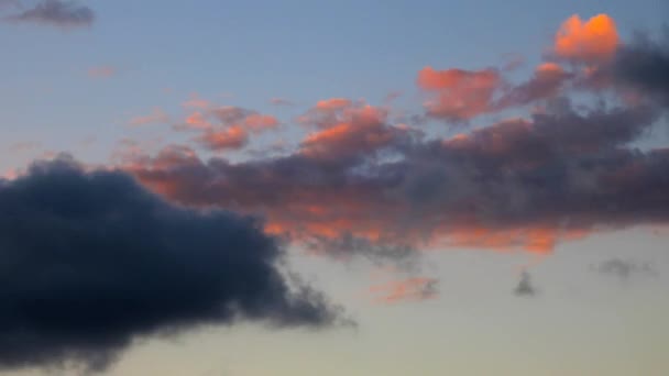 Este Lapso Tiempo Nubes Anaranjadas Movimiento Que Cambian Gris Oscuro — Vídeo de stock