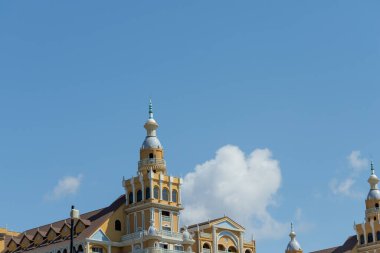 Birden fazla bina kulelerinin alçak açılı görüntüsü dağınık bulutlu mavi gökyüzüne karşı..