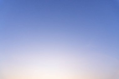 Güzel sabah ve akşam mavi ve turuncu gökyüzü doğal karasal doku olarak kullanılan denizde alınır.