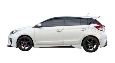 Beyaz hatchback arabasının yan görünümü kırpma yolu ile beyaz arkaplanda izole edilmiştir.