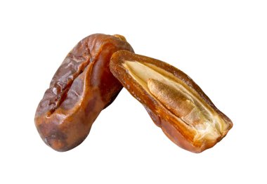 Olgun kurumuş palmiye meyvelerinin yarısı yığın halinde beyaz arka planda kırpma yolu ile izole edilir. Müslümanlar için Ramazan ayında iftar yemeği kavramı