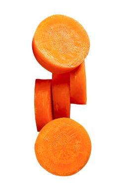 Yığındaki turuncu havuç dilimlerinin üst görünümü kırpma yolu ile beyaz arkaplanda izole edilir.