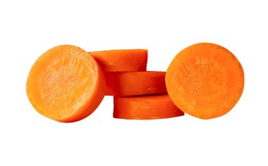 Yığındaki turuncu havuç dilimlerinin ön görünümü kesme yolu ile beyaz arkaplanda izole edilir.