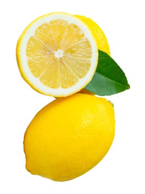 Çember şeklinde dilimlenmiş olgun sarı limon meyvelerinin ön görüntüsü ve kesme yolu ile beyaz arka planda yeşil yaprak izole edilmiştir..