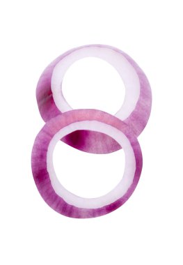 Taze kırmızı ya da mor İspanyol soğan halkalarının ya da yığın halinde dilimlerin üst görünümü kırpma yolu ile beyaz arkaplanda izole edilmiştir..