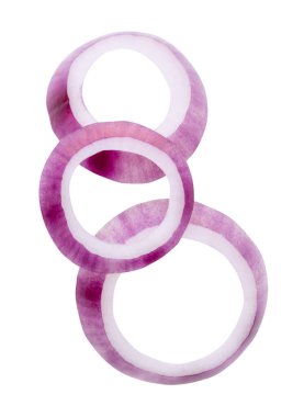 Taze kırmızı ya da mor İspanyol soğan halkalarının ya da yığın halinde dilimlerin üst görünümü kırpma yolu ile beyaz arkaplanda izole edilmiştir..