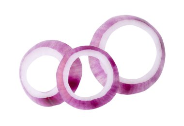 Taze kırmızı ya da mor İspanyol soğan halkalarının ya da yığın halinde dilimlerin üst görünümü kırpma yolu ile beyaz arkaplanda izole edilmiştir..