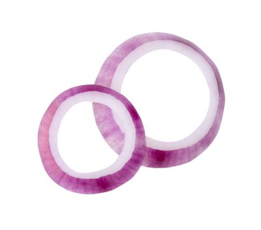 Taze kırmızı ya da mor İspanyol soğan halkalarının ya da yığın halinde dilimlerin üst görünümü kırpma yolu ile beyaz arkaplanda izole edilmiştir..