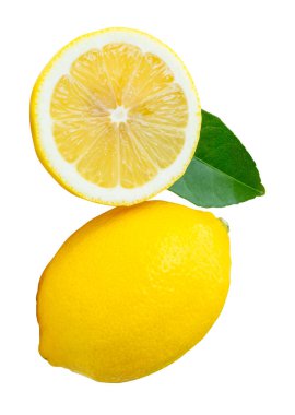 Olgun sarı limon meyvesinin ön görüntüsü yarım veya daire şeklinde dilimlenmiş ve yığın halinde yeşil yaprak kesme yolu ile beyaz arka planda izole edilmiştir..