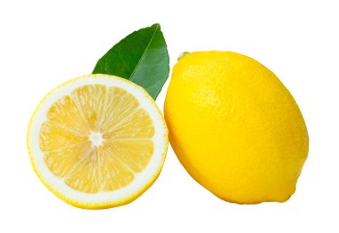 Olgun sarı limon meyvesinin ön görüntüsü yarım veya daire şeklinde dilimlenmiş ve yığın halinde yeşil yaprak kesme yolu ile beyaz arka planda izole edilmiştir..
