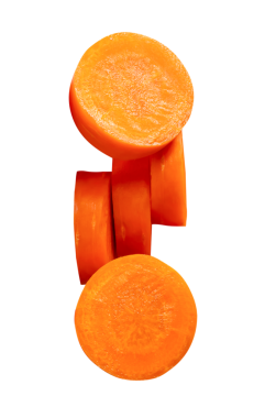 Yığındaki turuncu havuç dilimlerinin ön görünümü png dosya biçiminde kırpma yolu ile izole edilmiştir.