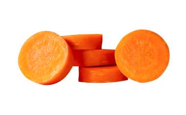 Yığındaki turuncu havuç dilimlerinin ön görünümü png dosya biçiminde kırpma yolu ile izole edilmiştir.