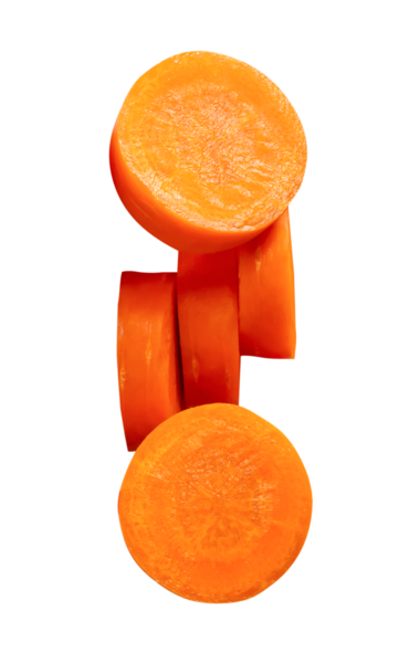 Yığındaki turuncu havuç dilimlerinin ön görünümü png dosya biçiminde kırpma yolu ile izole edilmiştir.