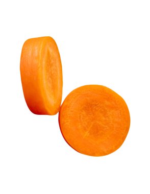 Yığındaki turuncu havuç dilimlerinin ön görünümü kesme yolu ile beyaz arkaplanda izole edilir.