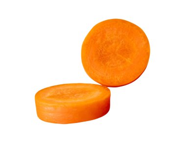 Yığındaki turuncu havuç dilimlerinin ön görünümü kesme yolu ile beyaz arkaplanda izole edilir.