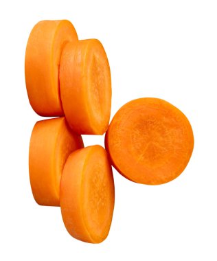 Yığındaki turuncu havuç dilimlerinin ön görünümü kesme yolu ile beyaz arkaplanda izole edilir.