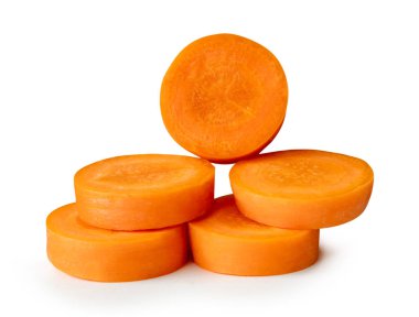 Yığındaki turuncu havuç dilimlerinin yan görünümü kırpma yolu ile beyaz arkaplanda izole edilir.