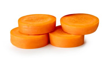 Yığındaki turuncu havuç dilimlerinin yan görünümü kırpma yolu ile beyaz arkaplanda izole edilir.